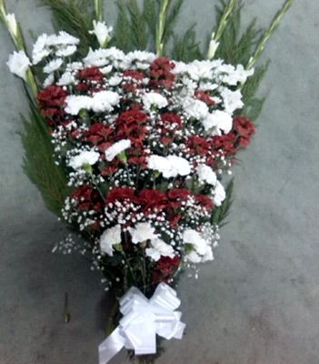 Tanesa Funeraria Y Tanatorio Extremeño S.A ramo de flores rojas y blancas