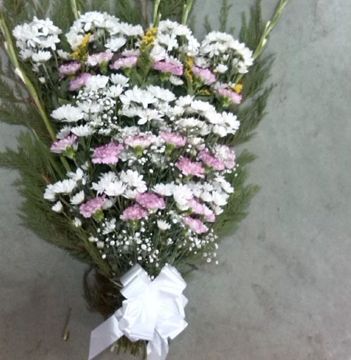 Tanesa Funeraria Y Tanatorio Extremeño S.A ramo de flores blancas