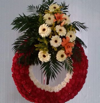 Tanesa Funeraria Y Tanatorio Extremeño S.A corona roja con flores