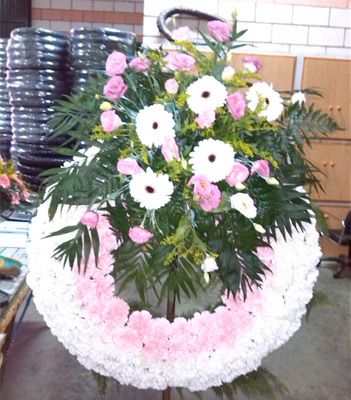 Tanesa Funeraria Y Tanatorio Extremeño S.A corona blanca con rosa