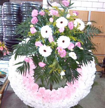 Tanesa Funeraria Y Tanatorio Extremeño S.A corona blanca con rosa