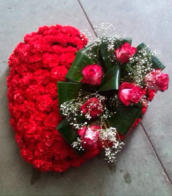 Tanesa Funeraria Y Tanatorio Extremeño S.A flores en corazón