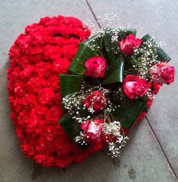 Tanesa Funeraria Y Tanatorio Extremeño S.A flores en corazón
