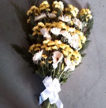 Tanesa Funeraria Y Tanatorio Extremeño S.A ramo de flores amarillas
