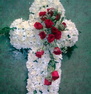 Tanesa Funeraria Y Tanatorio Extremeño S.A cruz con rosas